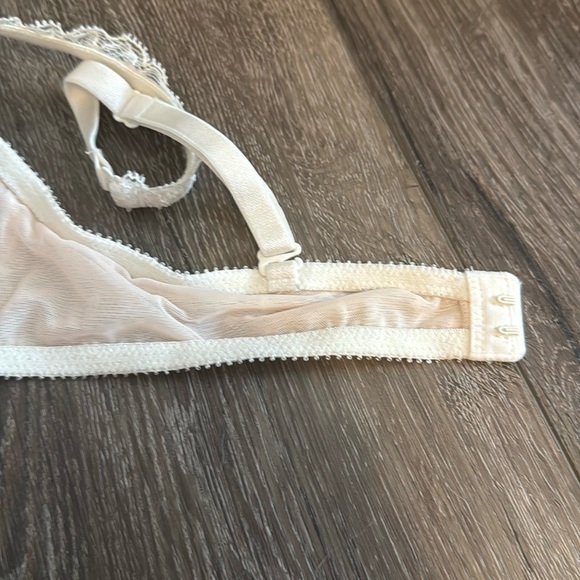 34B - Victoria’s Secret Underwire Bra in White - Picture 3 of 6